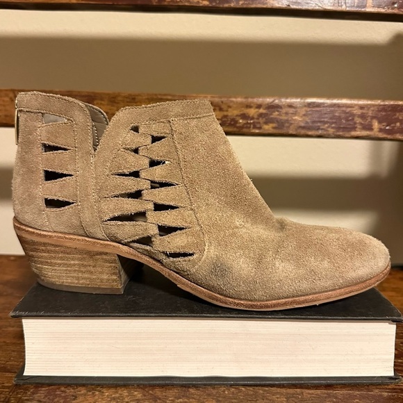 Vince Camuto Peera Tan Suede Cutout Ankle Booties Boots - Picture 4 of 13